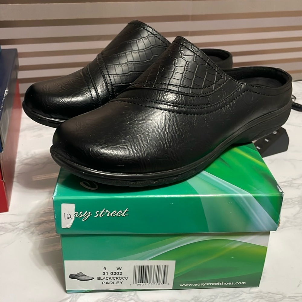 NIB women’s size 9 Easy Street Black Croco Parley slip on shoes, loafers